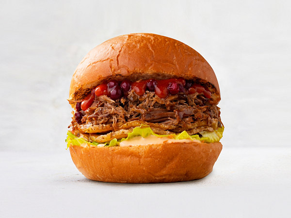 Бургер с рваной говядиной