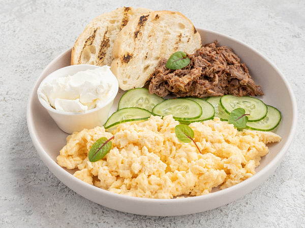 Скрэмбл с рваной говядиной