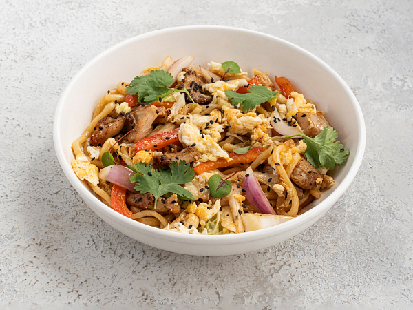 Жареный рамен с говядиной