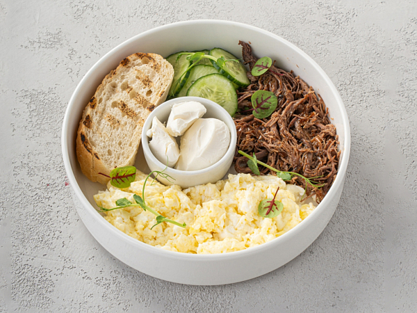 Скрэмбл с рваной говядиной